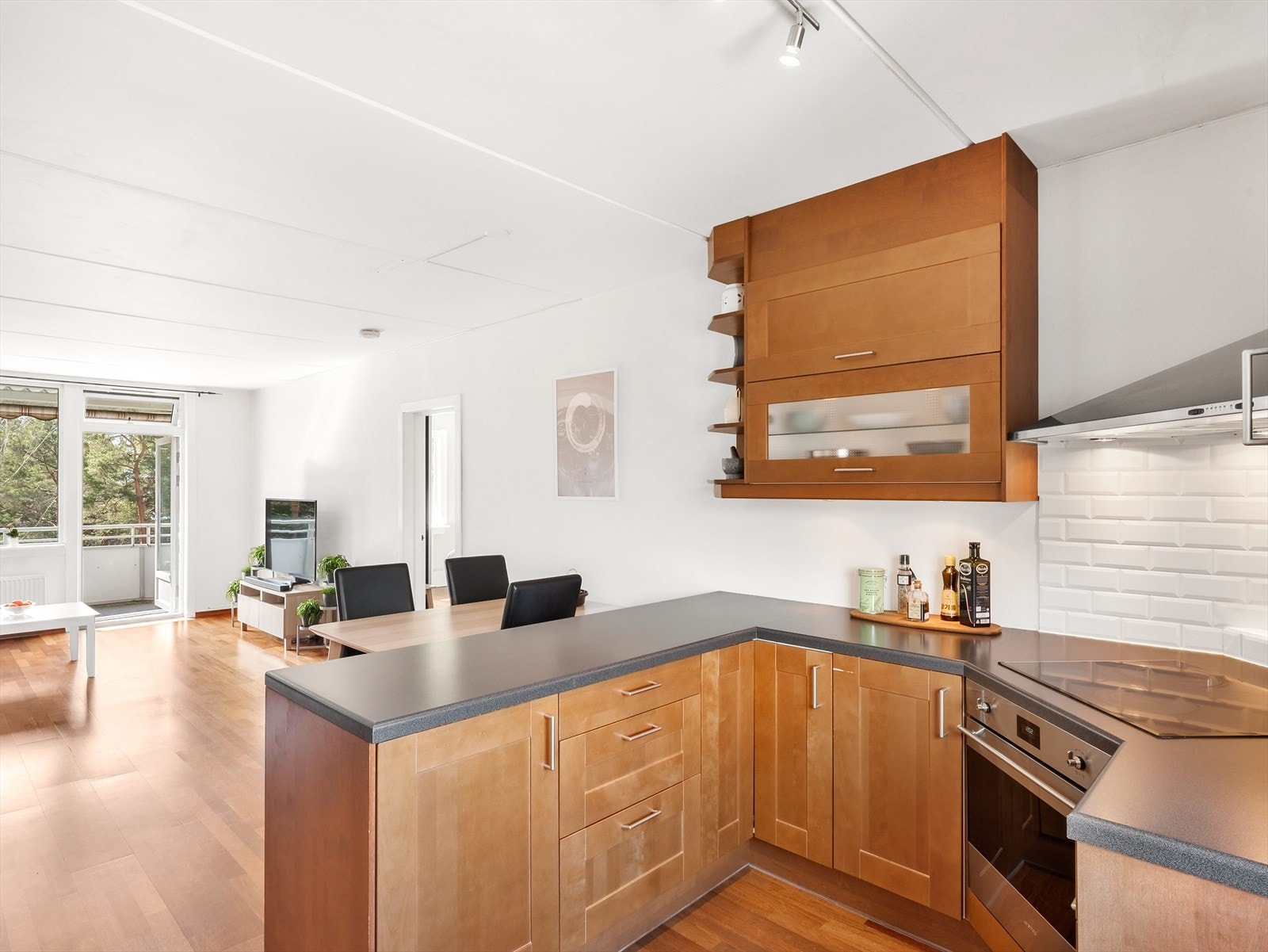 Med åpen løsning mot stuen som gir en lys og romslig romfølelse. Galleribilde