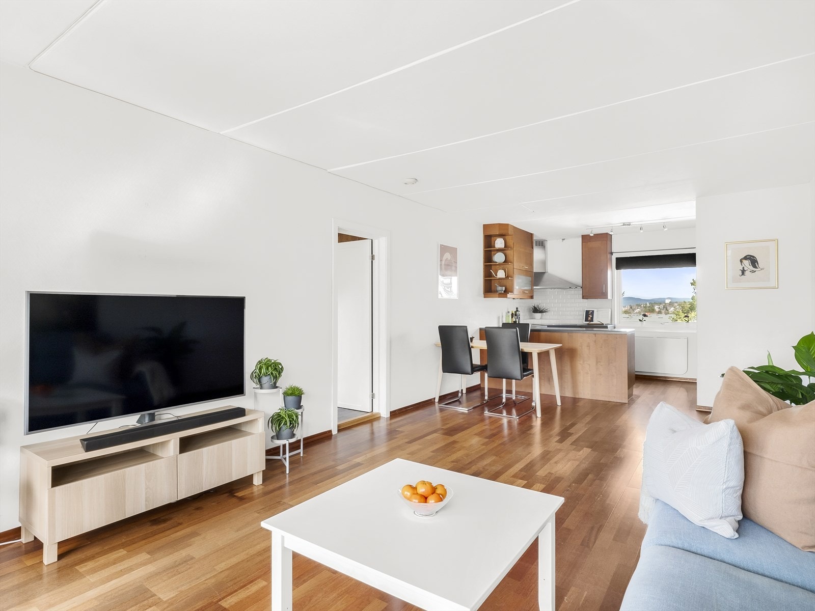 Lys og romslig stue med parkett på gulv, malte vegger og malt tak. Her er det god plass for både sofagruppe samt spisemøblement. Galleribilde