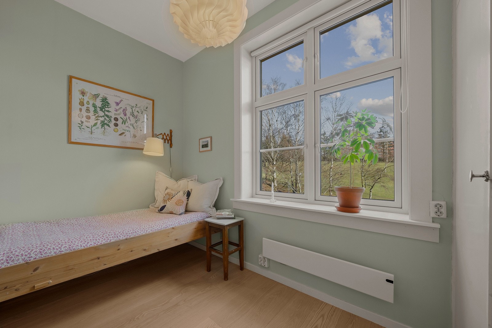 Dette soverommet har også plassbygde skap som rommer mye. Galleribilde