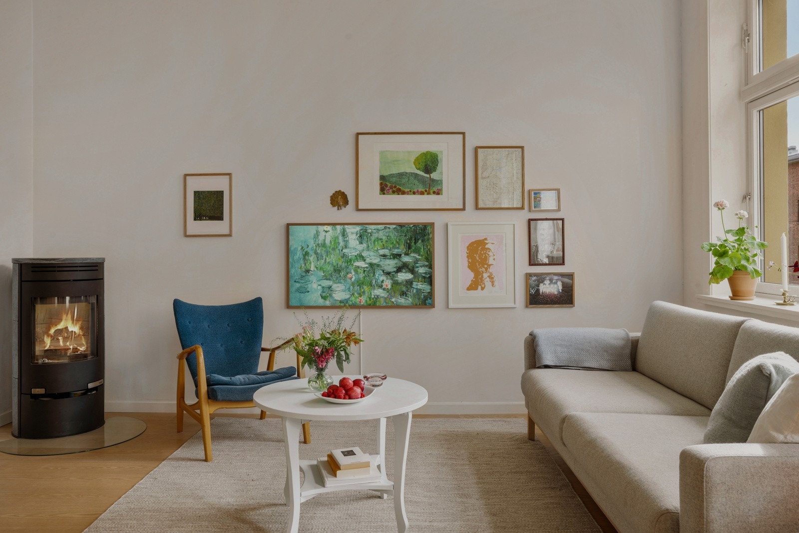 Det ble montert en pen peisovn i 2019 som gir godt med varme på kalde vinterdager. Galleribilde