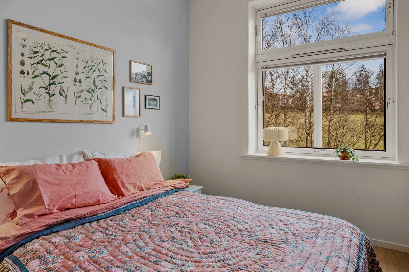 Hovedsoverommet er romslig og har utsyn mot flott grøntområde. Galleribilde