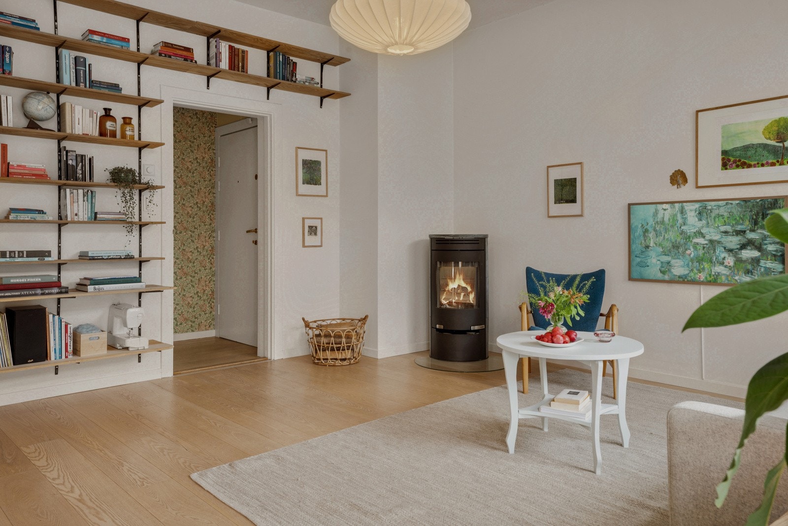 Den gode takhøyden er med på å skape en unik, luftig atmosfære i leiligheten. Galleribilde