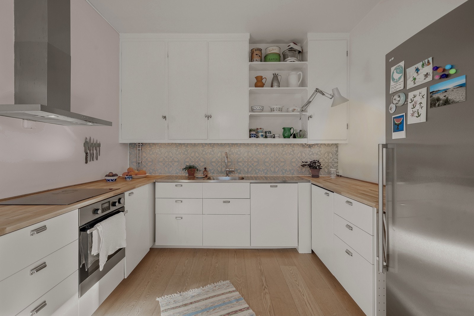 Kjøkkenet er fra 2013 og har en tidløs stil Galleribilde