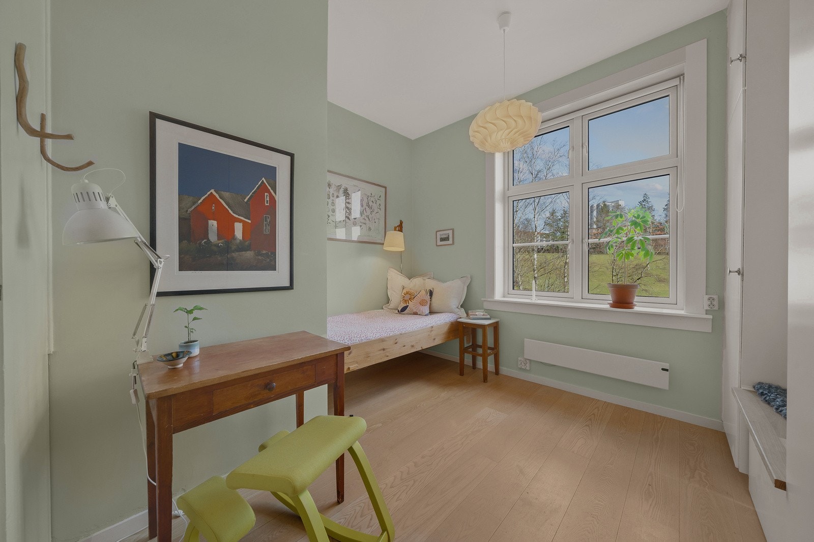Soverom nr. 2 er benyttet som kontor av dagens eier. Galleribilde