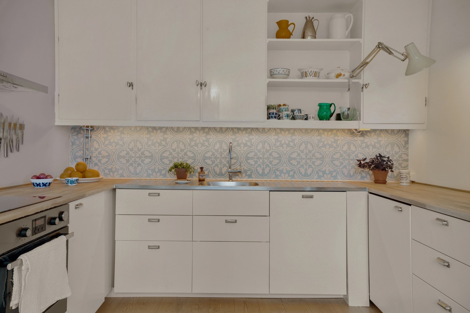 Rommet er utstyrt med hvitevarer og har masse benke- og skapplass. Galleribilde