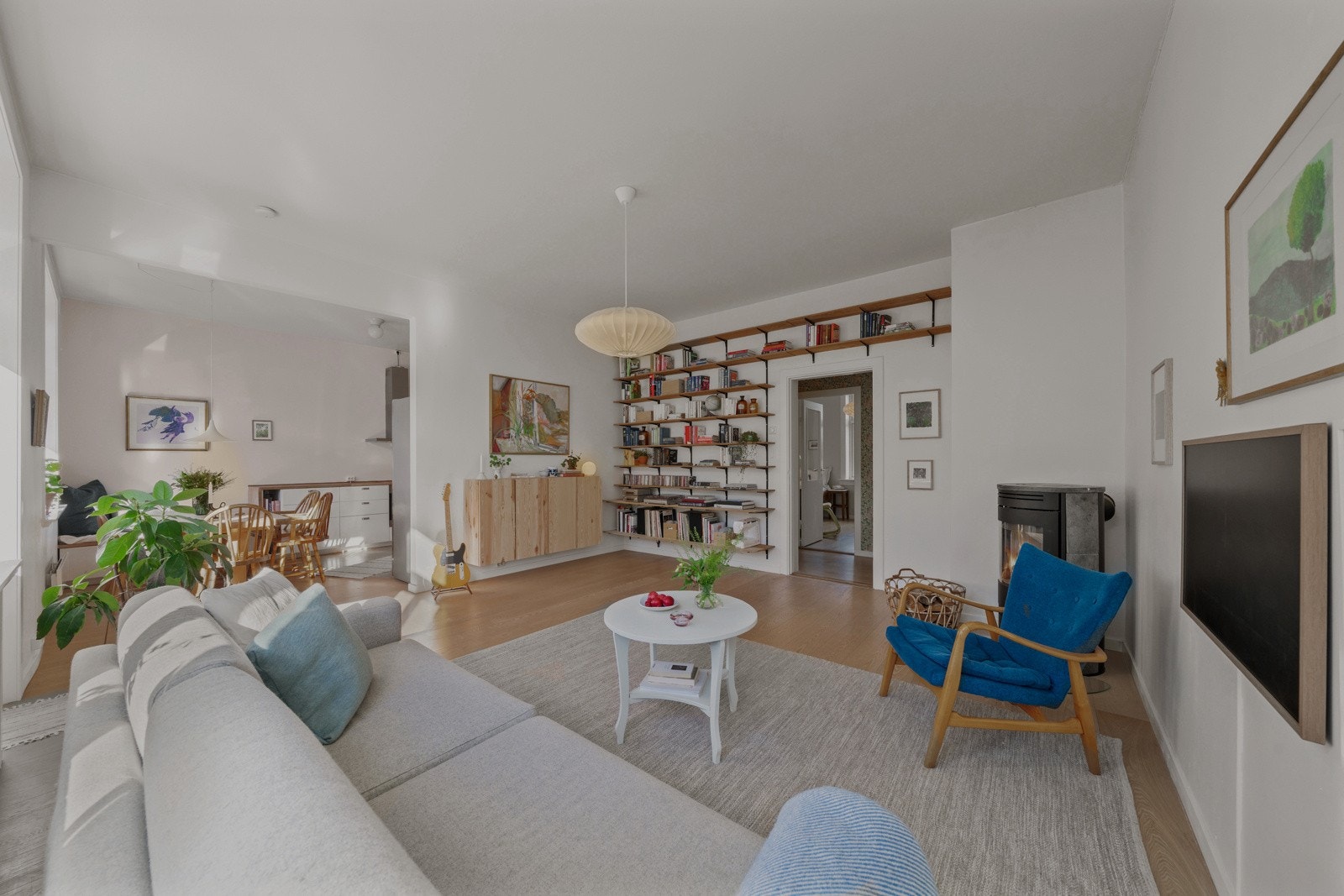 Stuen er svært romslig og har en generøs takhøyde. Galleribilde