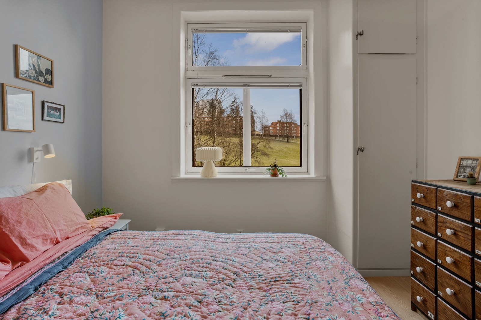 Videre er det plassbygd garderobeskap for oppbevaring. Galleribilde