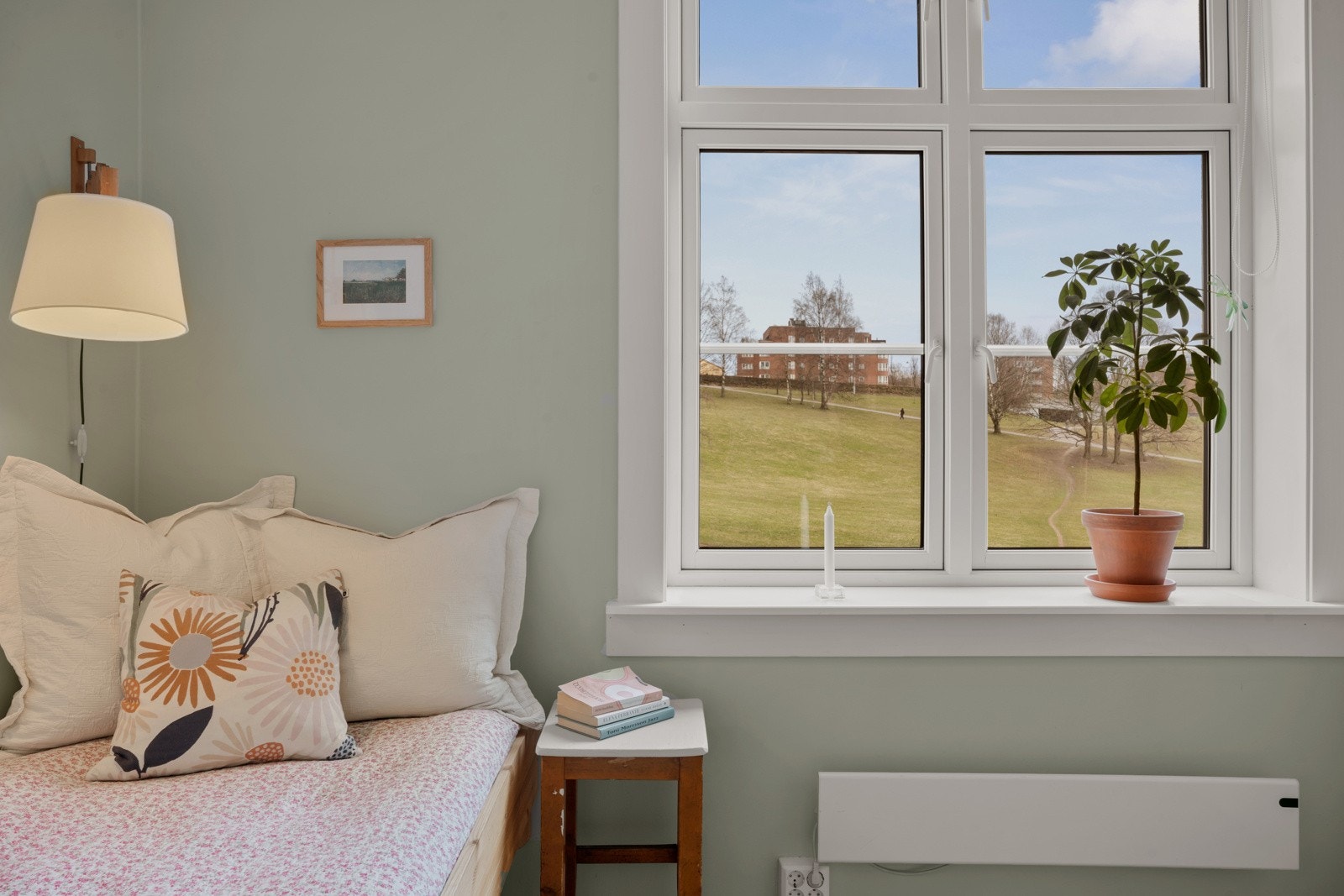 Rommet er romslig og har god møbleringsplass og sydøstvendte vinduer med utsyn mot grøntområder. Galleribilde