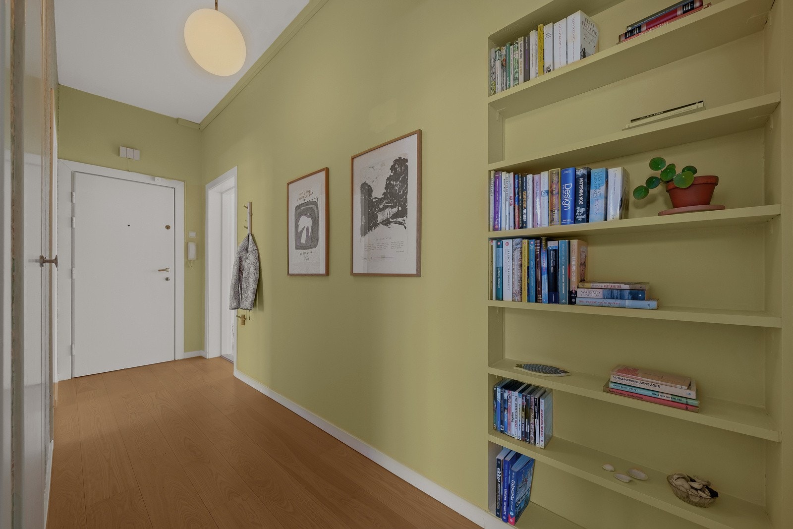 Rommet egner seg godt til knagger og skohyller. Det er også oppbevaringsplass i et plassbygd garderobeskap. Galleribilde