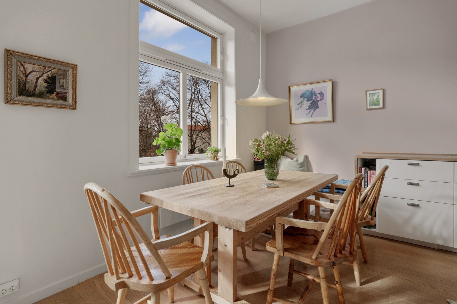 Flott spiseplass med plass til flere i tilknytning til kjøkkenet. Galleribilde