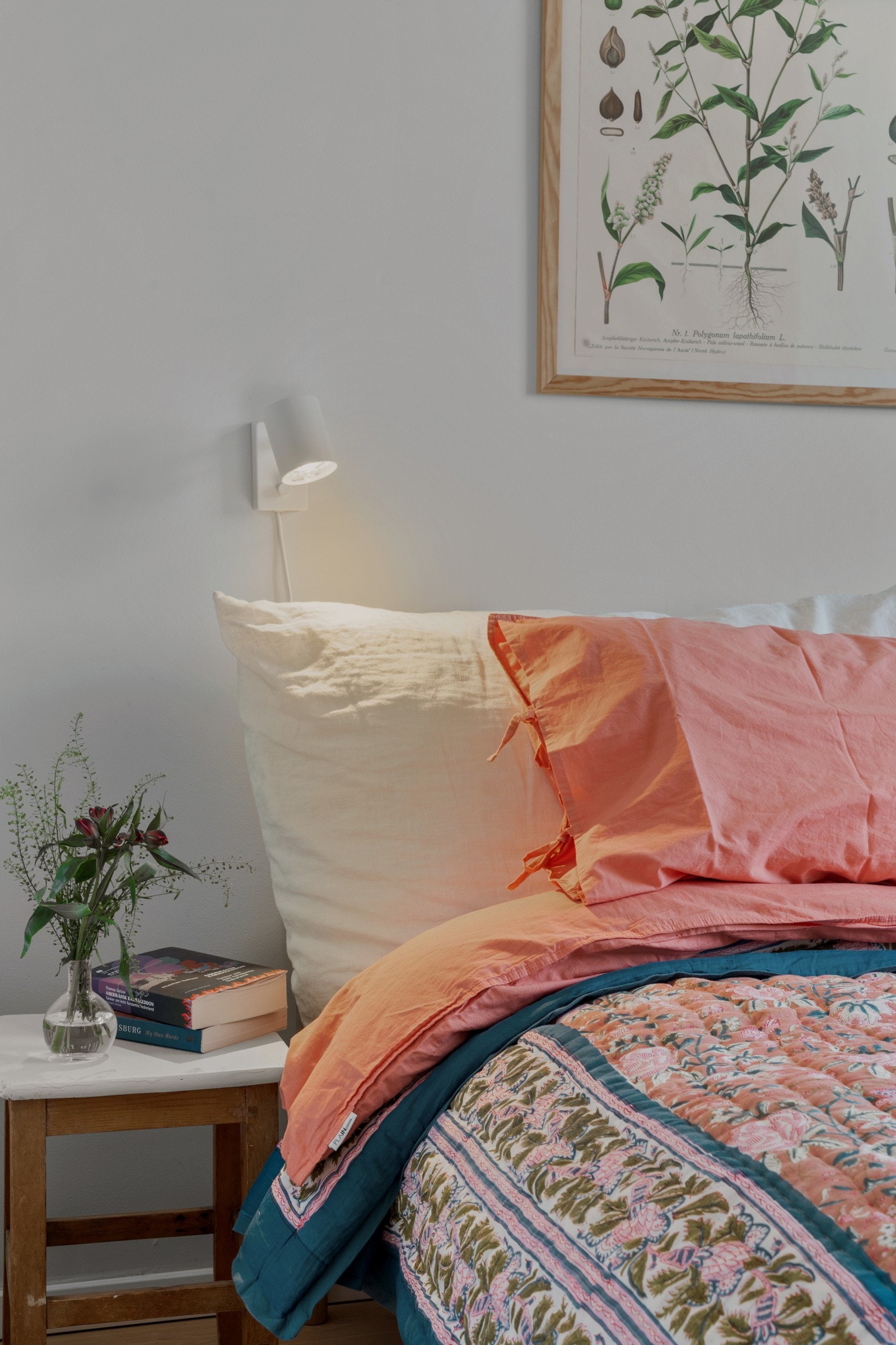 Soverommet har lysmalte vegger og en pen enstavs parkett på gulvet. Galleribilde