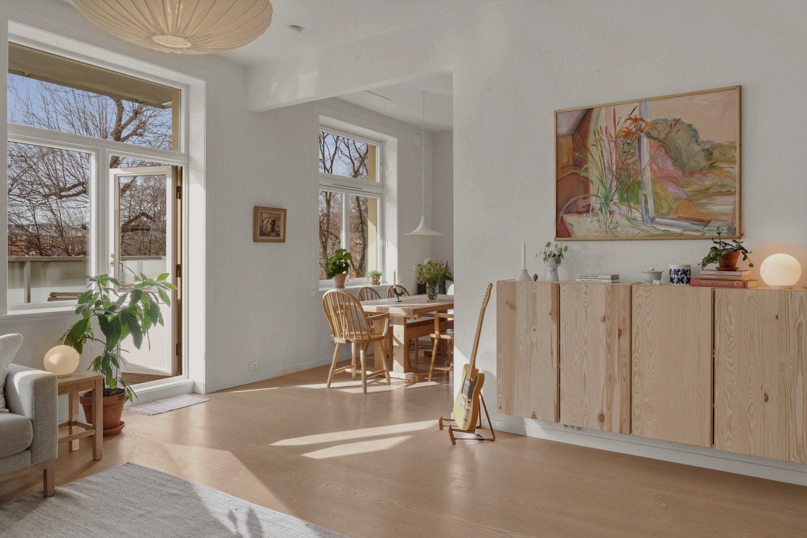 Leiligheten får tilføyd flott lys fra flere store vindusflater Galleribilde