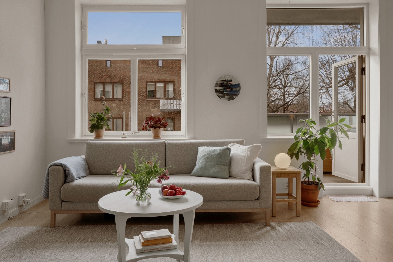 Det er gode møbleringsmuligheter for sofa og tilhørende møblement. Galleribilde