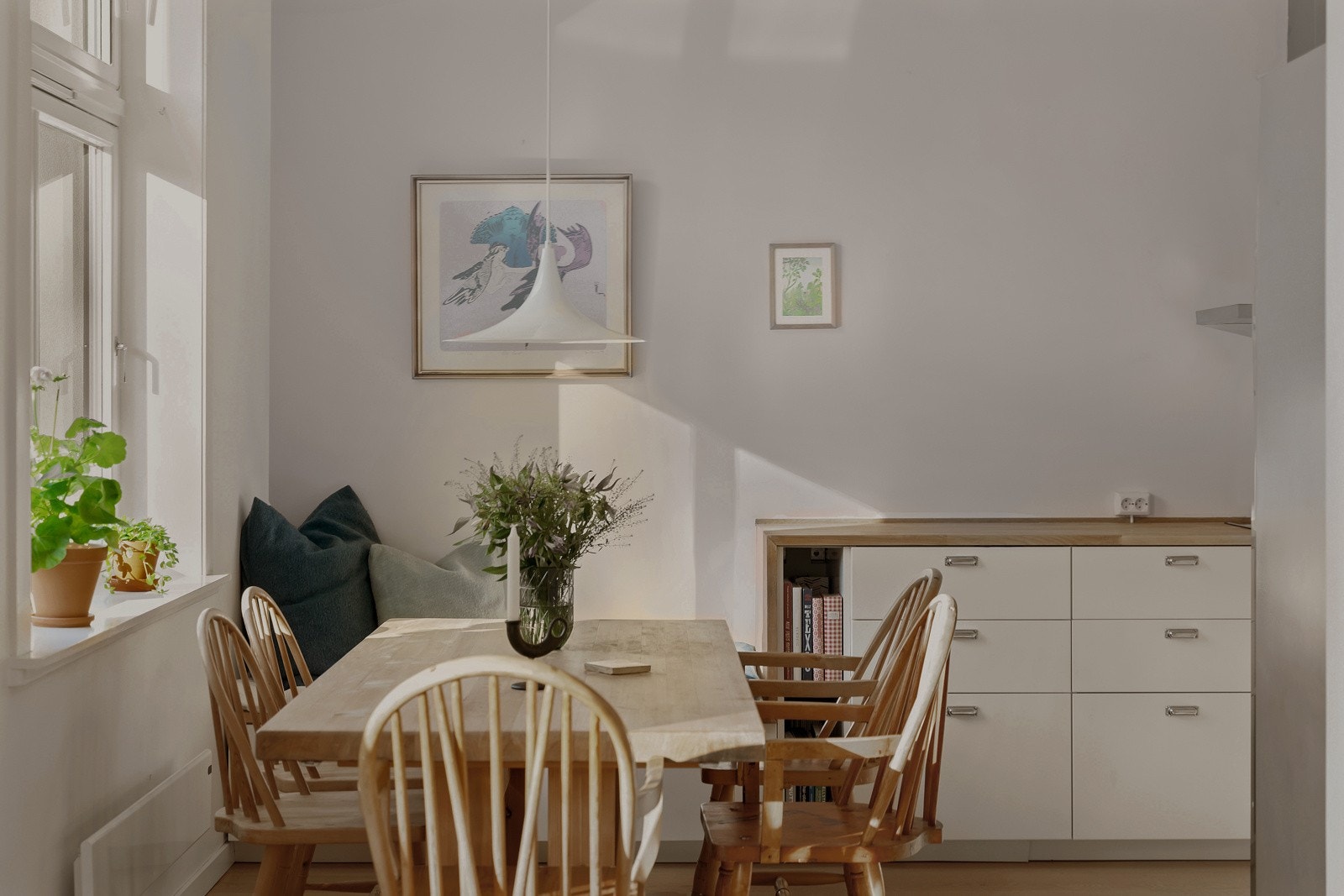 Kjøkkenet får også tilføyd naturlig lys fra store vindusflater. Galleribilde