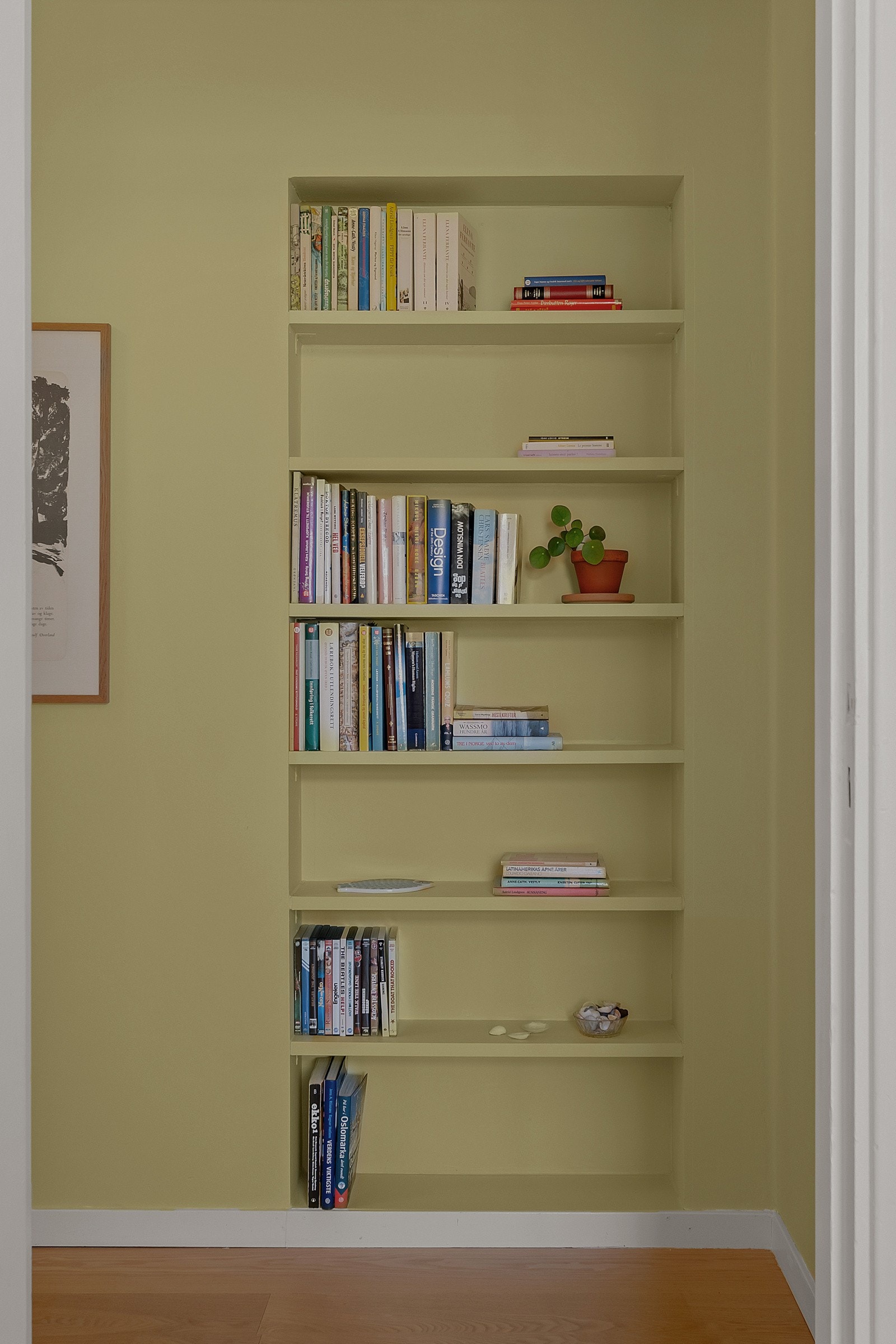 Her er det god plass for oppbevaring og dekor Galleribilde