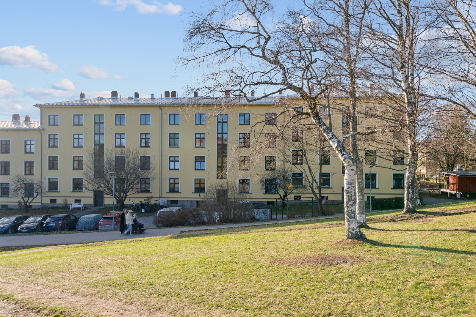 Boligbygget har grønne områder beliggende på flere kanter. Galleribilde