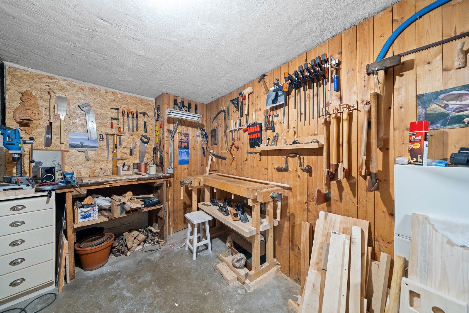 Boligen disponerer 3 boder. 1 av dem brukes som snekkerbod av dagens eier. Galleribilde