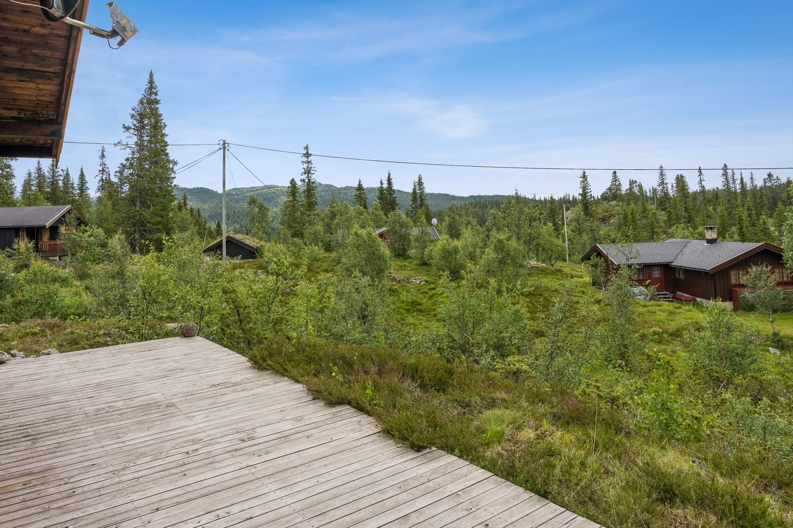 Hytta har flere uteplasser hvor solrike dager kan nytes. Galleribilde