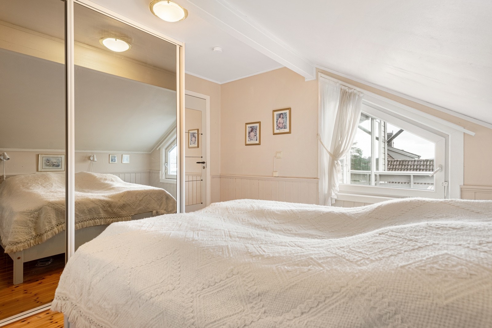 Det er god plass til dobbeltseng med tilhørende nattbord, og i rommet er det en stor, plassbygget skyvedørsgarderobe med speilfronter. Galleribilde