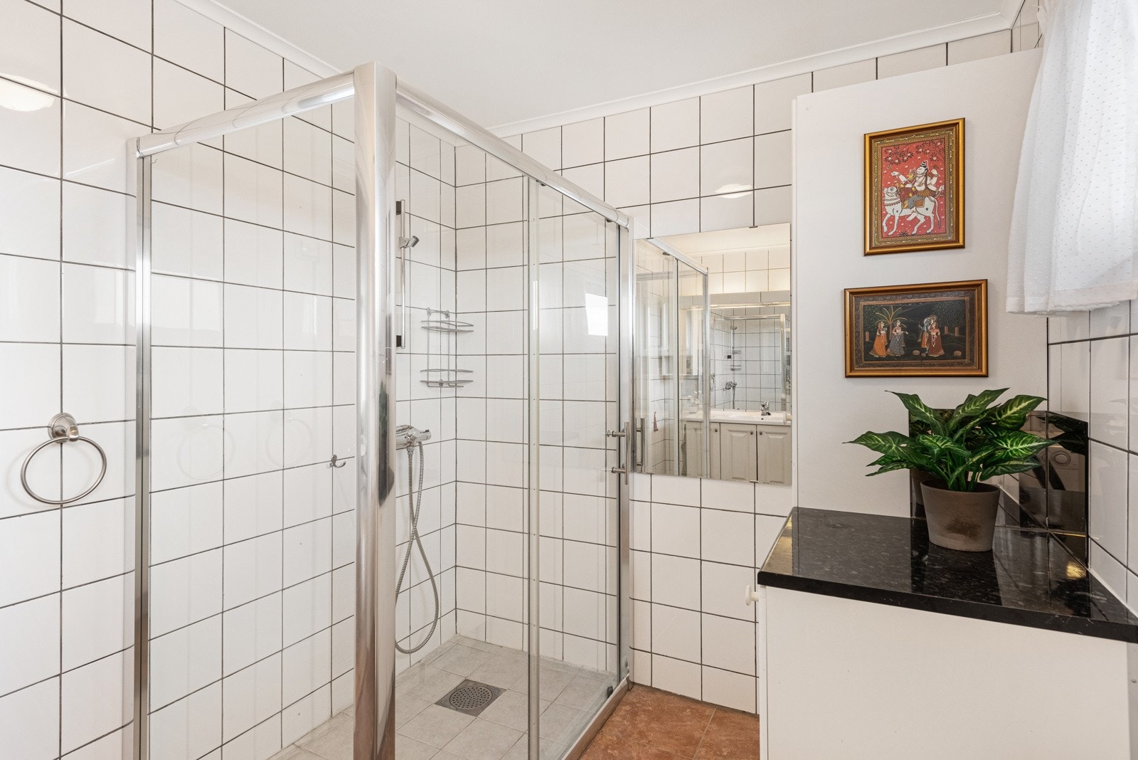 Den øvrige innredningen består av servant med hvite underskap, to veggskap i samme stil, et hvitt høyskap, et ekstra benkeskap og et speil med belysning. Galleribilde