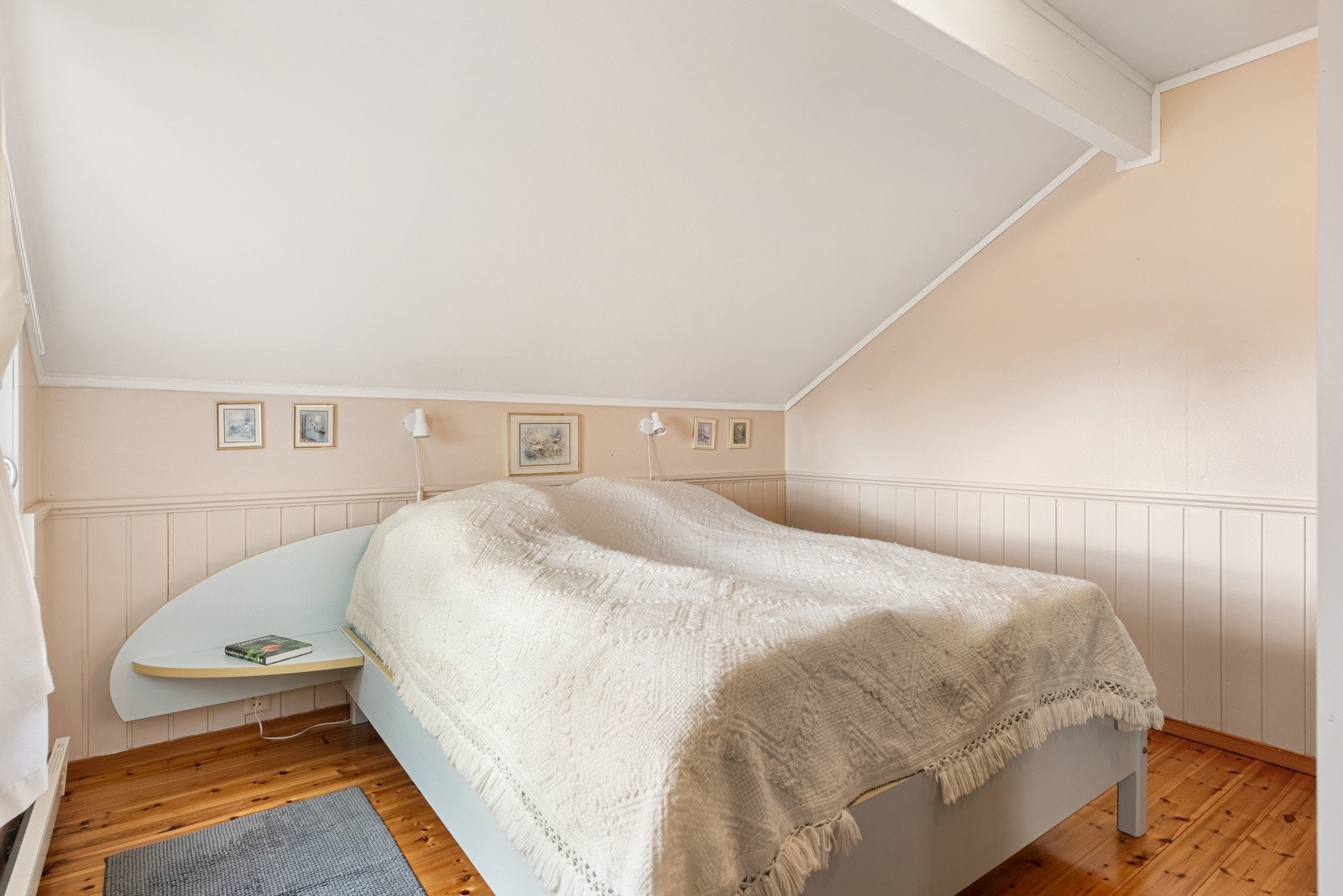Soverommet har lakkert tregulv og beige vegger for en behagelig atmosfære. Galleribilde