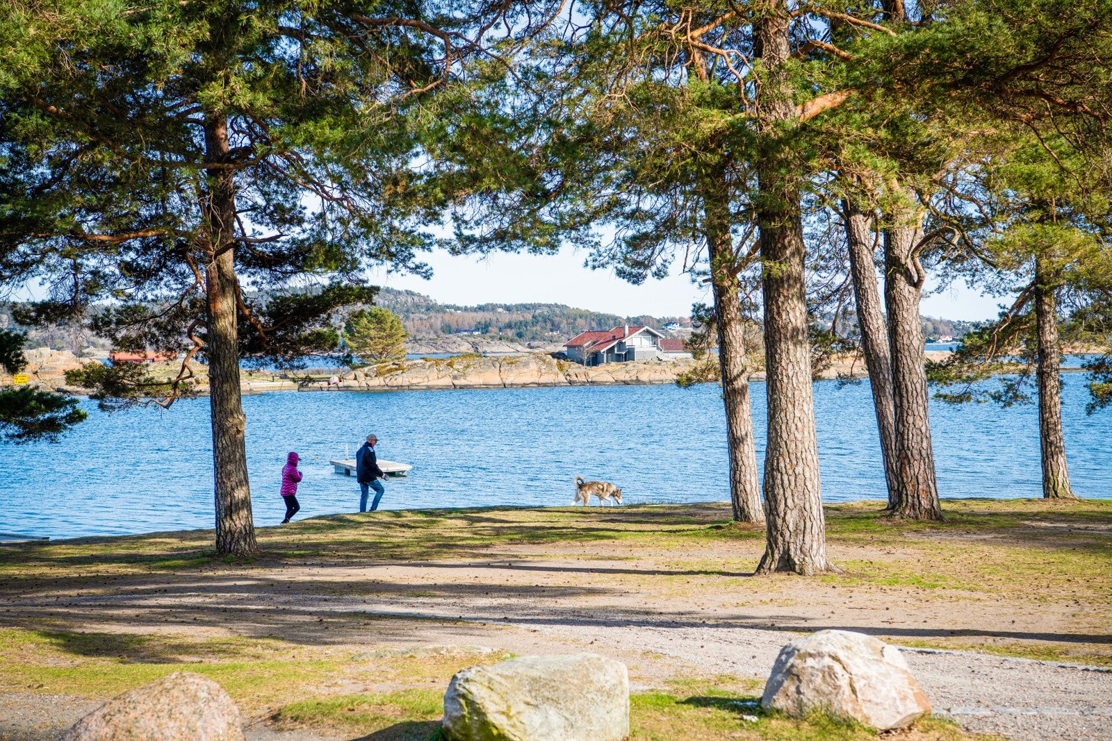 Det er kort vei til Granholmen som har nydelige badeplasser, og kyststien er en flott opplevelse. Galleribilde