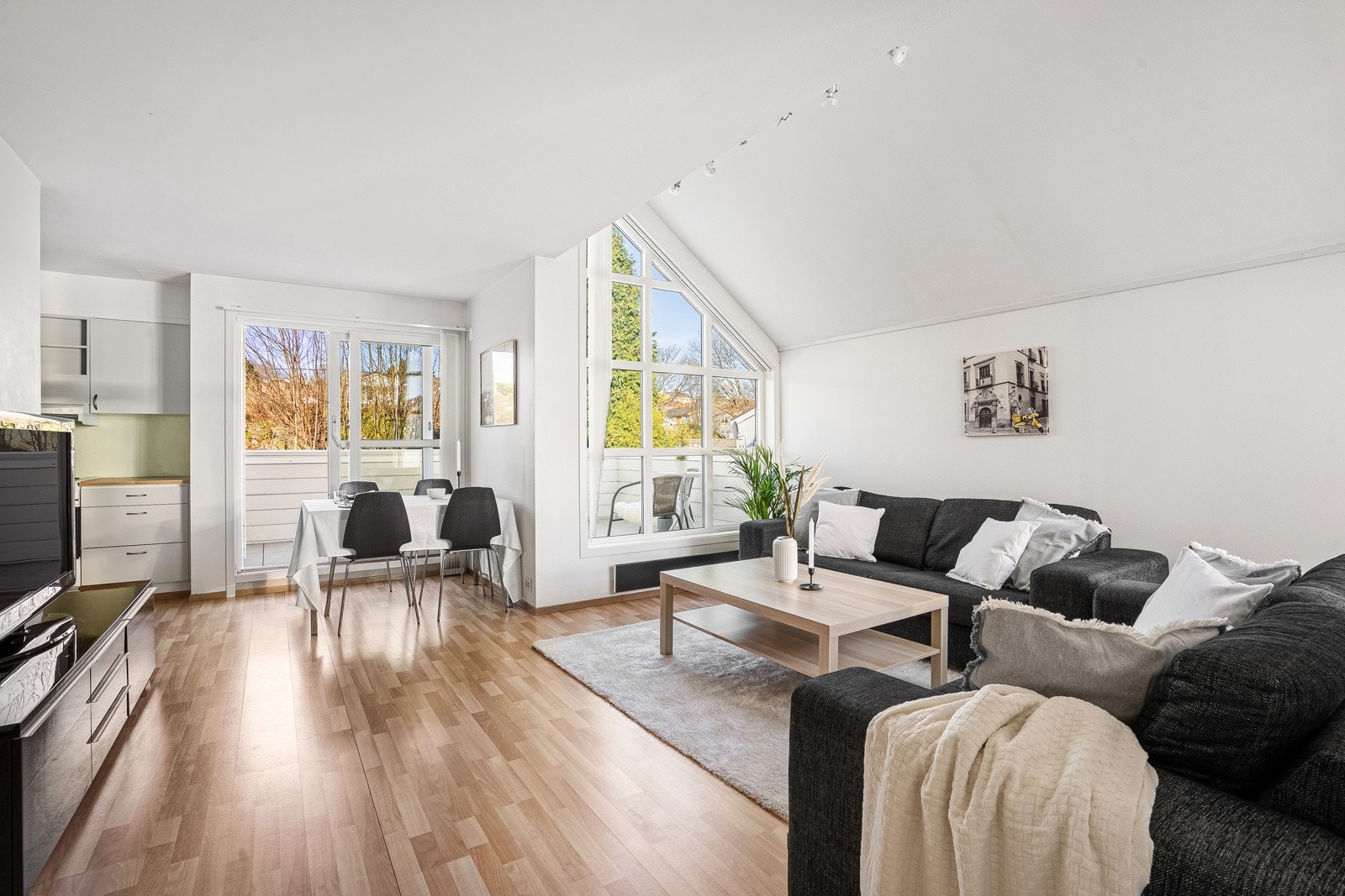 EIE Eiendomsmegling v/ Jr. Partner Håkon Hovland har gleden av å presentere Veritashammaren 13! Galleribilde