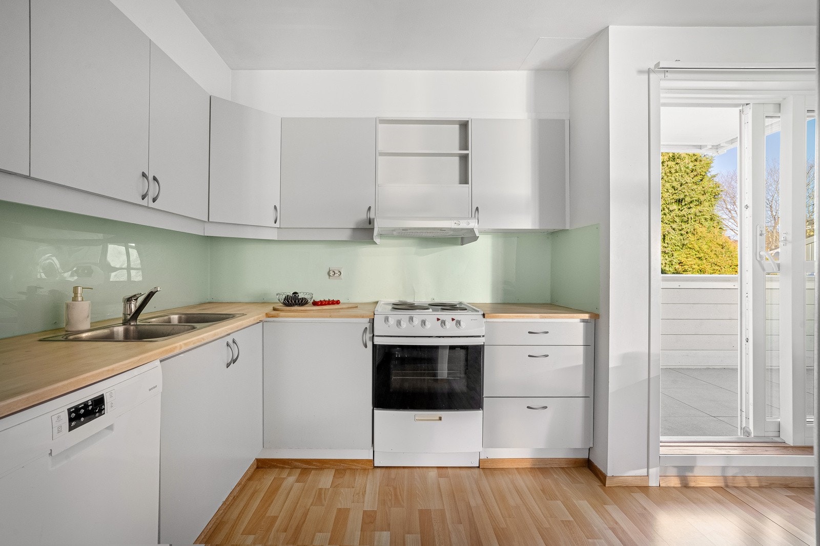 Praktisk kjøkken med god skap- og benkeplass. Galleribilde