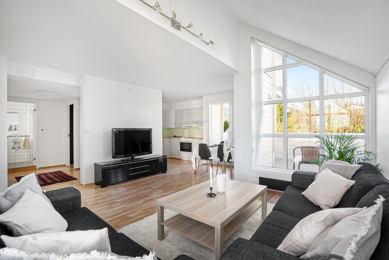 Store vindusflater for godt lysinnslipp. Galleribilde