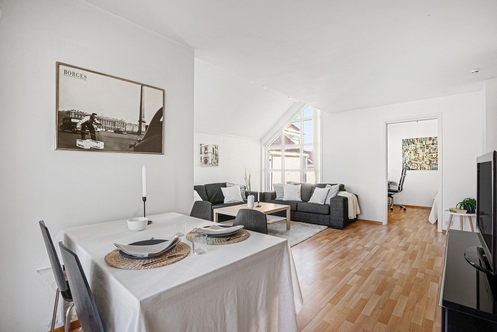 Romfølelsen må oppleves, det er ekstra takhøyde i stue ved vinduene. Galleribilde