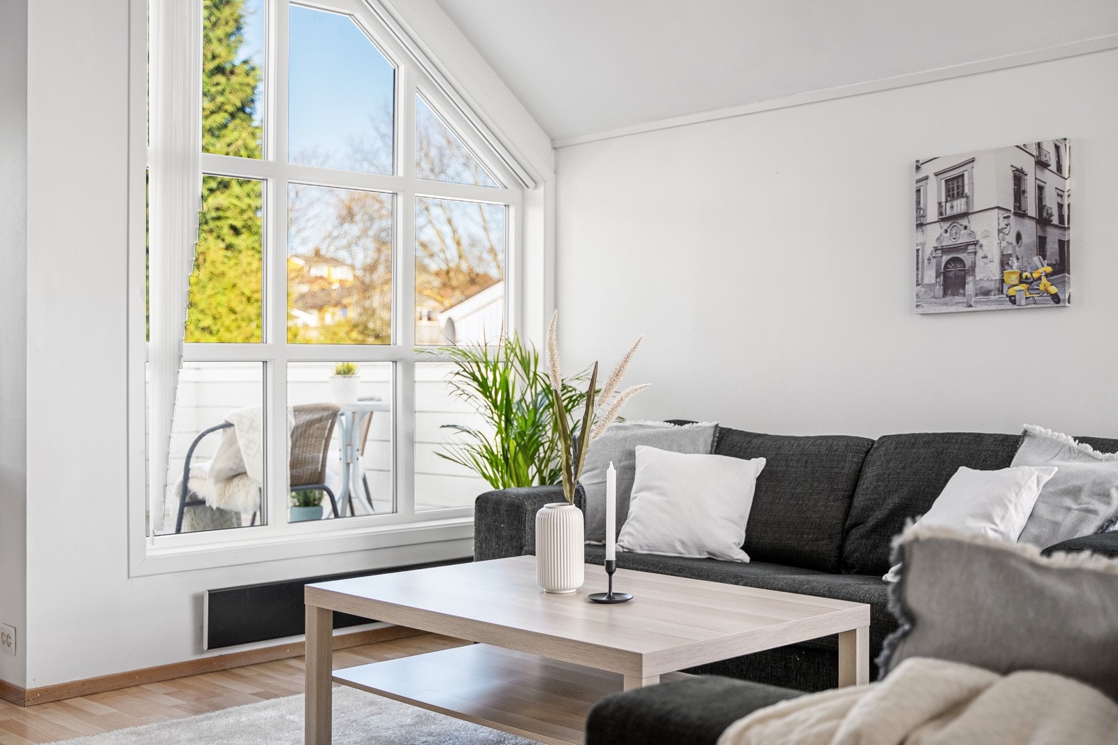 Stuen er enkel å møblere i ulike soner. Galleribilde