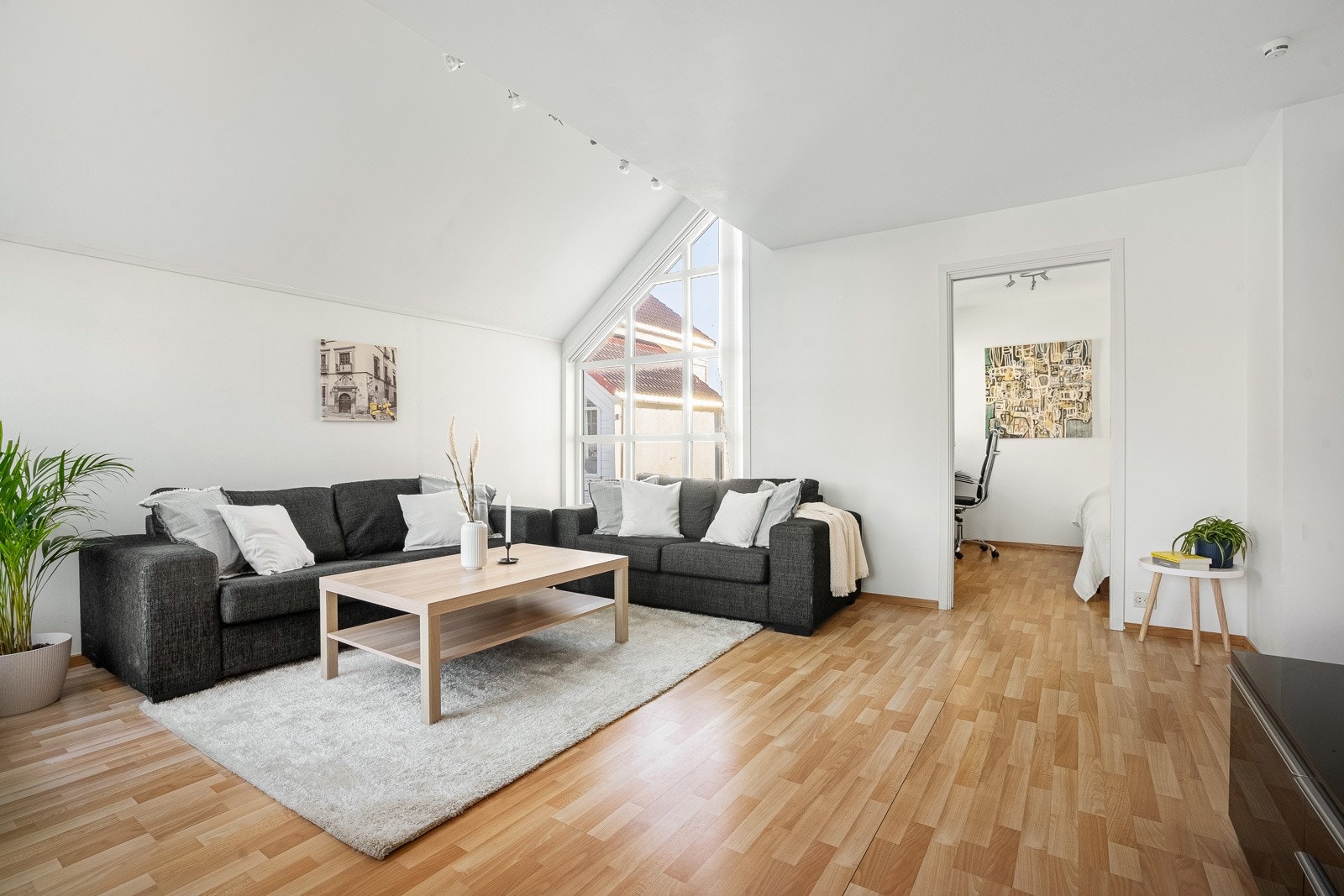 Planløsningen er meget funksjonell. Stue/Kjøkken i åpen løsning. Galleribilde