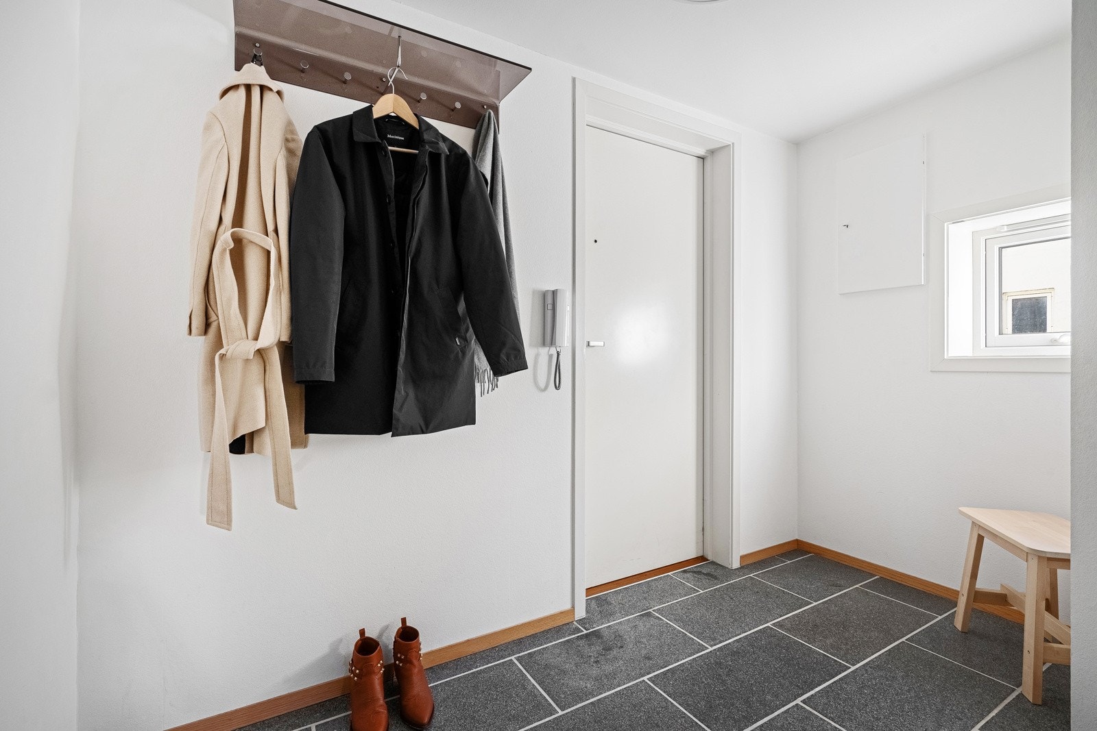 Romslig, flislagt entré med god plass til yttertøy. Galleribilde