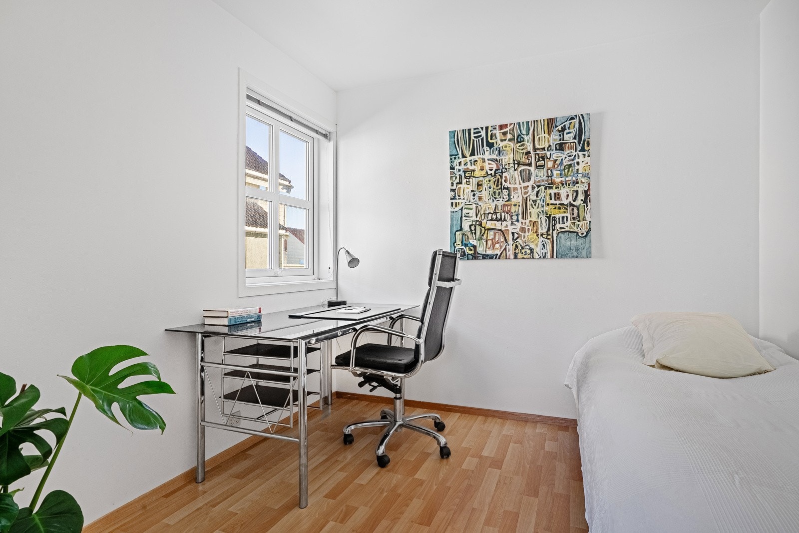 Soverom 2 også av god størrelse. Passer ypperlig som kontor eller gjesterom. Galleribilde