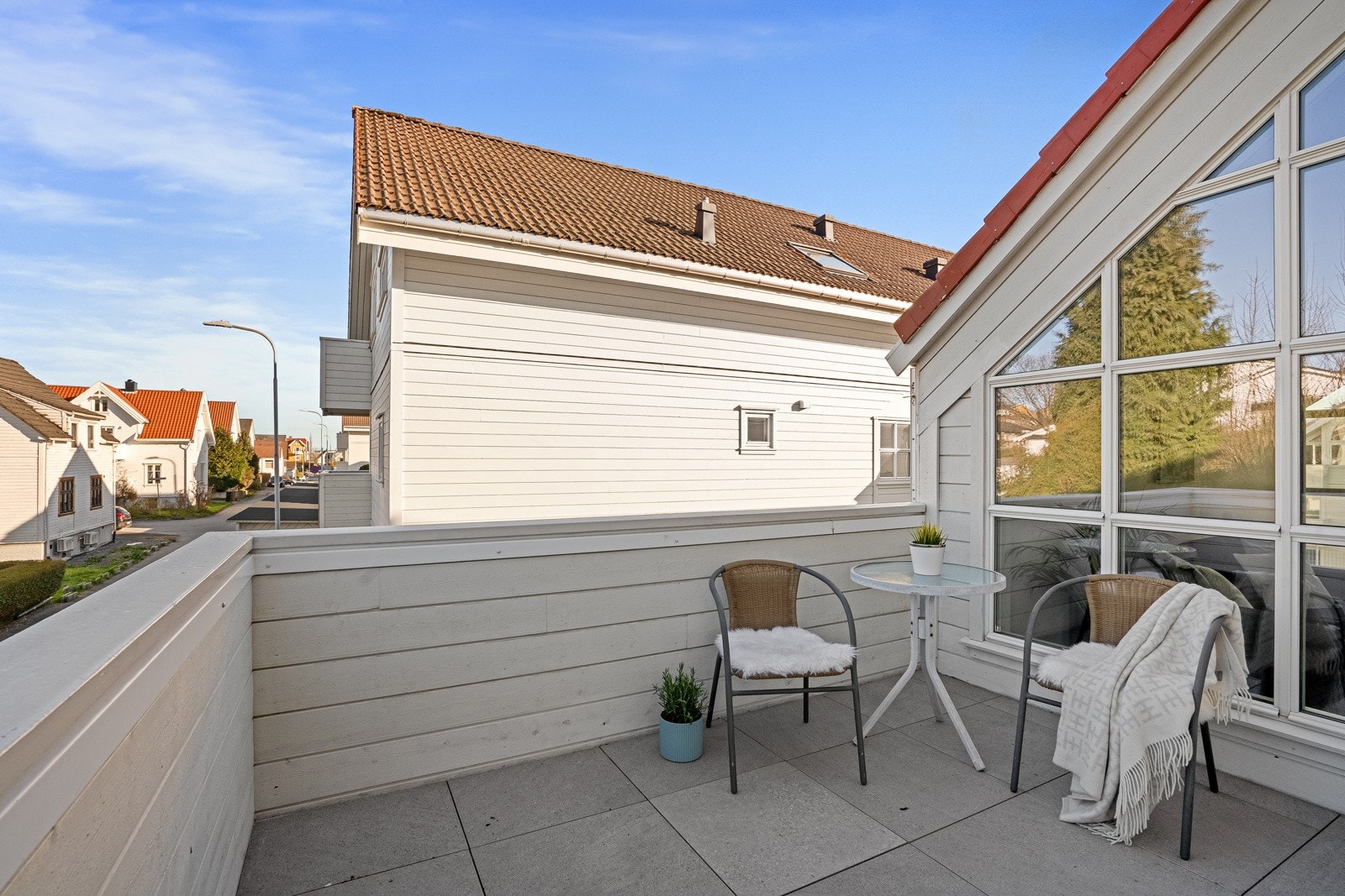 Balkongen måler hele 10 kvm og kan skilte med gode solforhold. Galleribilde