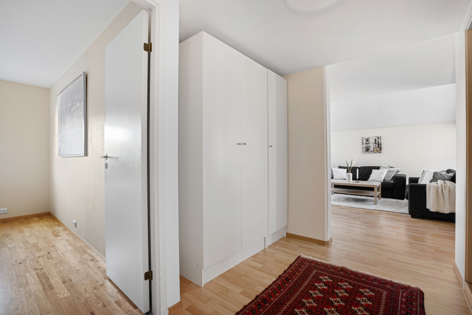 Romslig gang, innredet med garderobeskap. Galleribilde