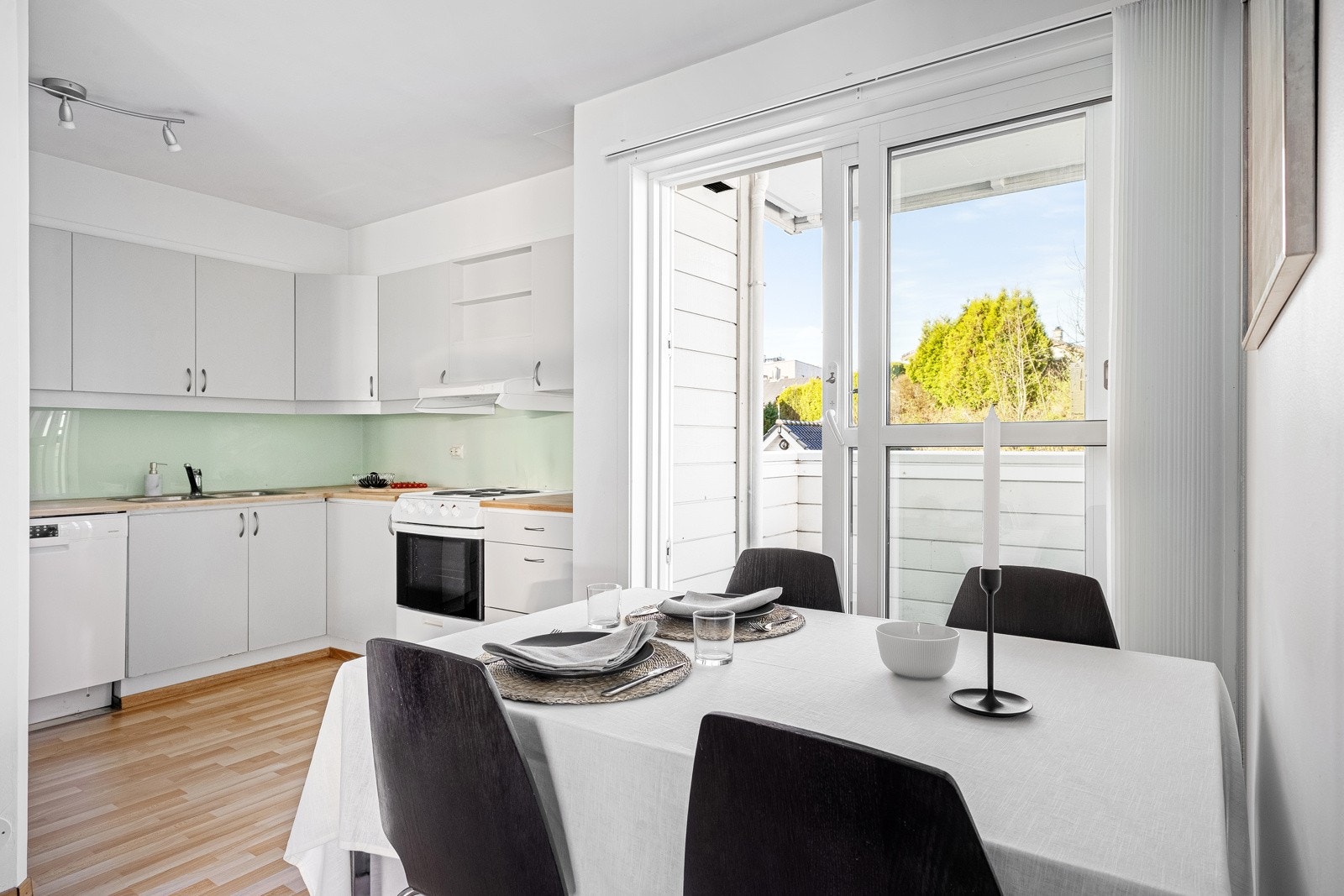 Adkomst til romslig og solrik balkong. Galleribilde