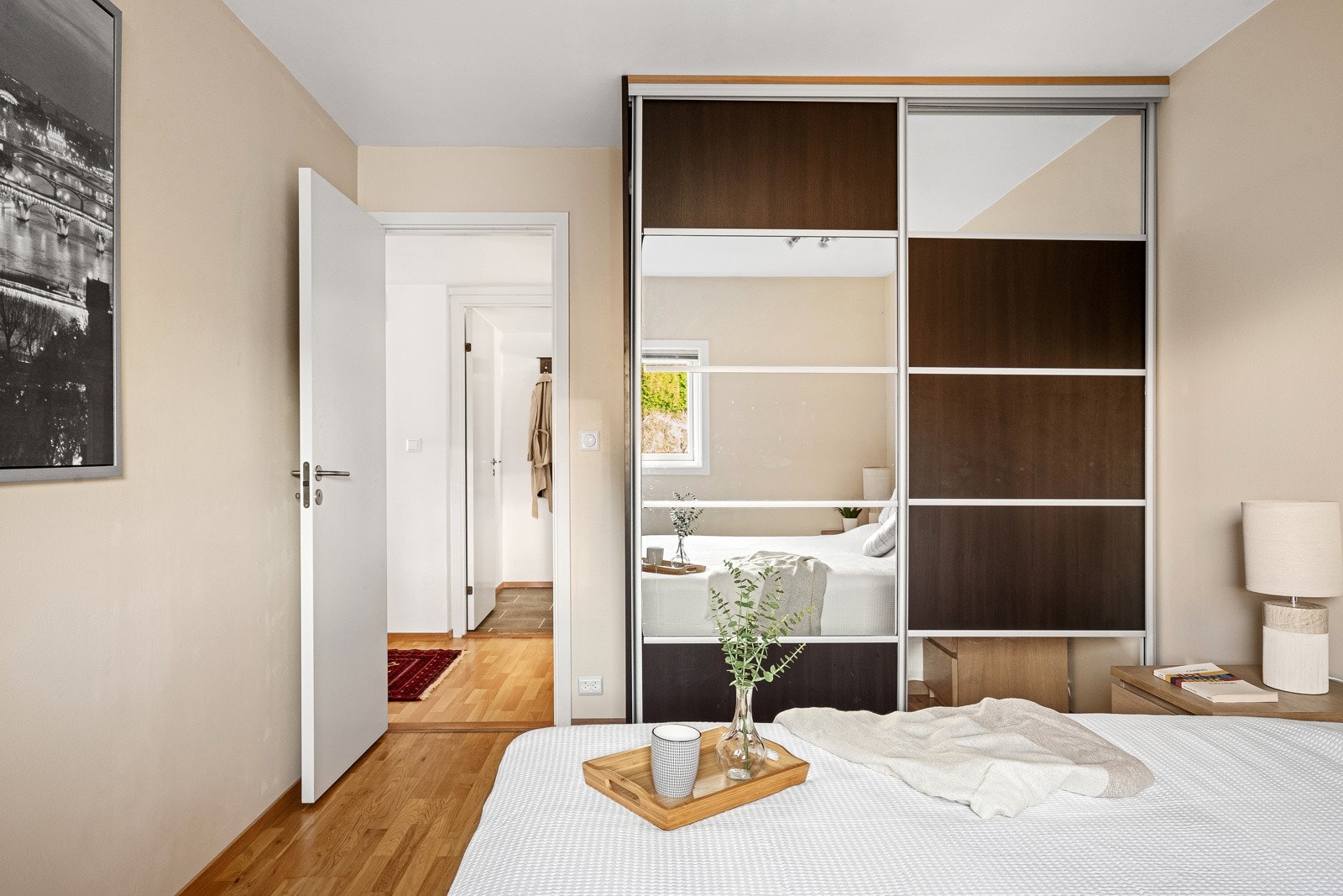 Praktisk skyvedørsgarderobe for god oppbevaring. Galleribilde