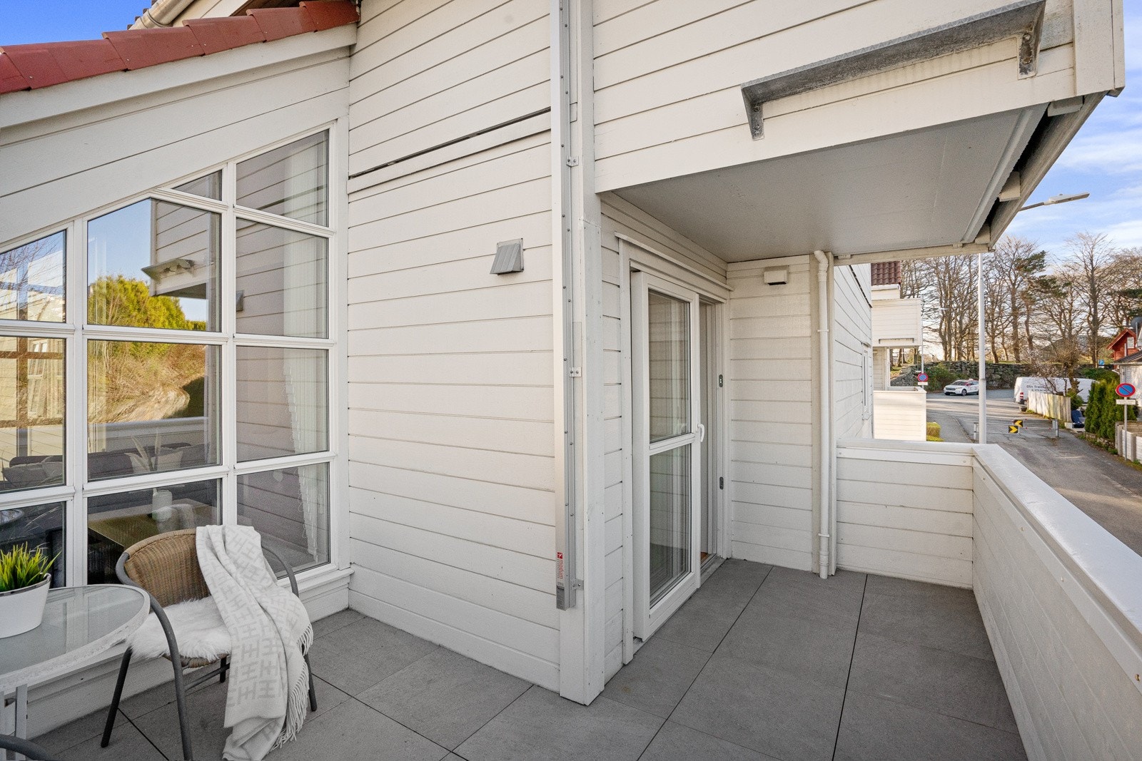 Her er det god plass til utemøblement og grill. Det er lite innsyn på balkongen. Galleribilde