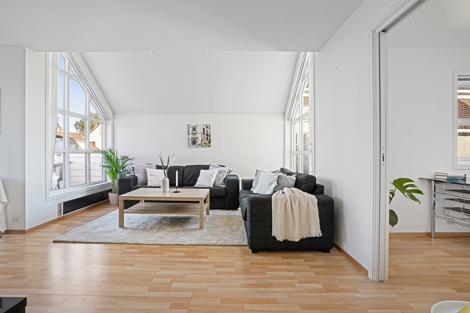 Leiligheten inneholder: Entré, Gang/stue/kjøkken, Bad, 2 Soverom, Vaskerom. Galleribilde