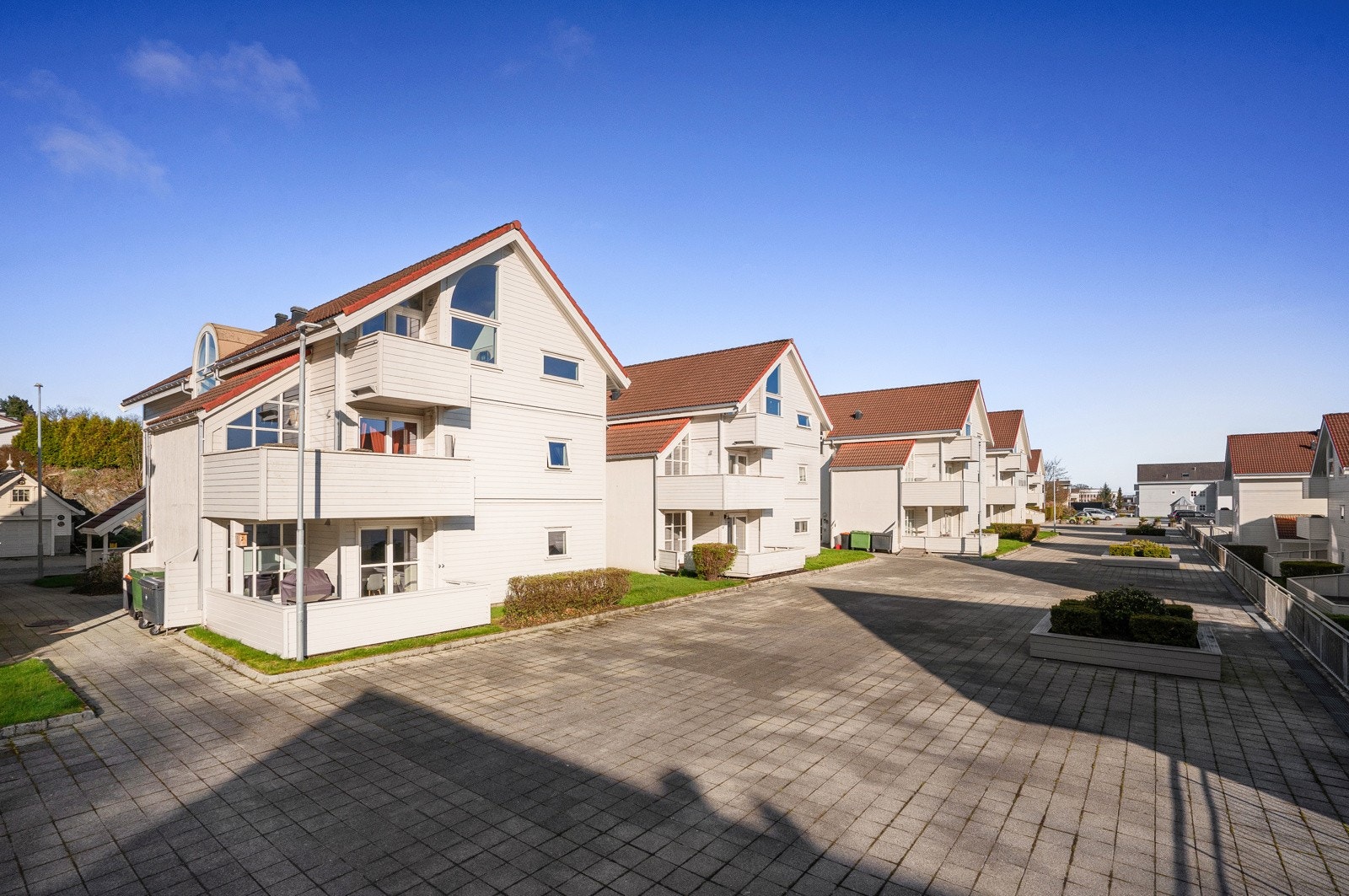 Det er gode kollektivforbindelser i kort avstand fra boligen. Velkommen til visning! Galleribilde