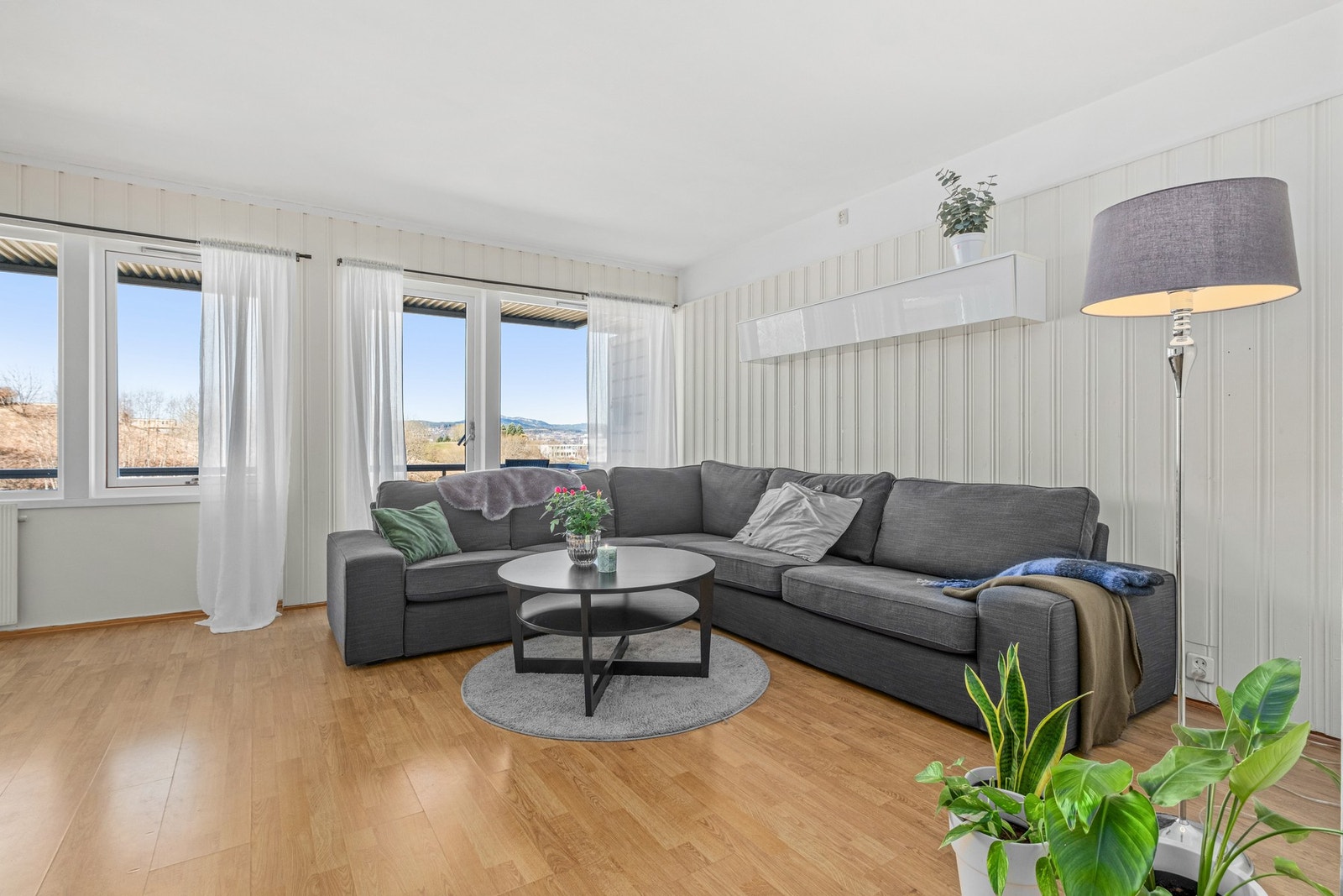 Stor stue på ca. 32 kvm med god plass til nødvendig møblement. Galleribilde