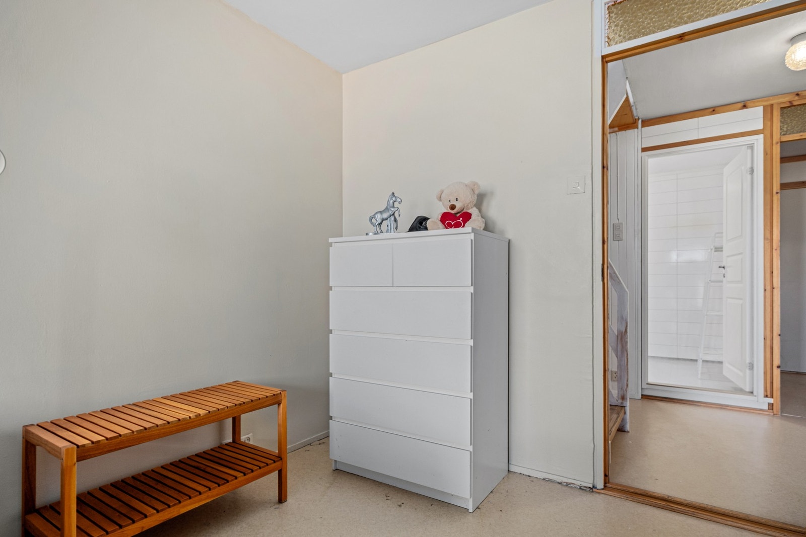 Soverom 2 på 10,9 kvm med utgang til eget uteområde. Galleribilde