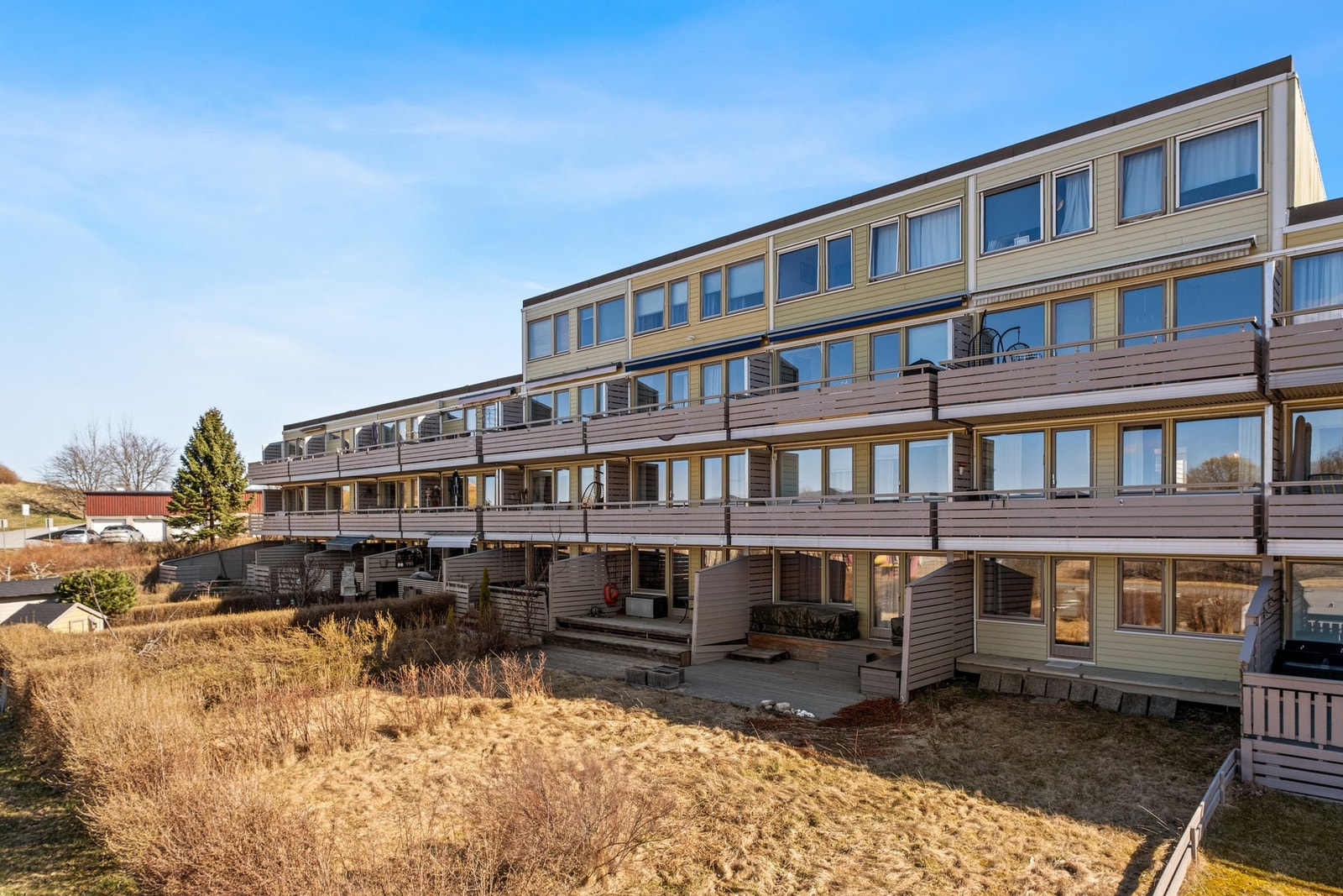 Fasade. Bl.a. fjernvarme, parkering og TV/internett inkludert i de månedlige felleskostnadene. Galleribilde