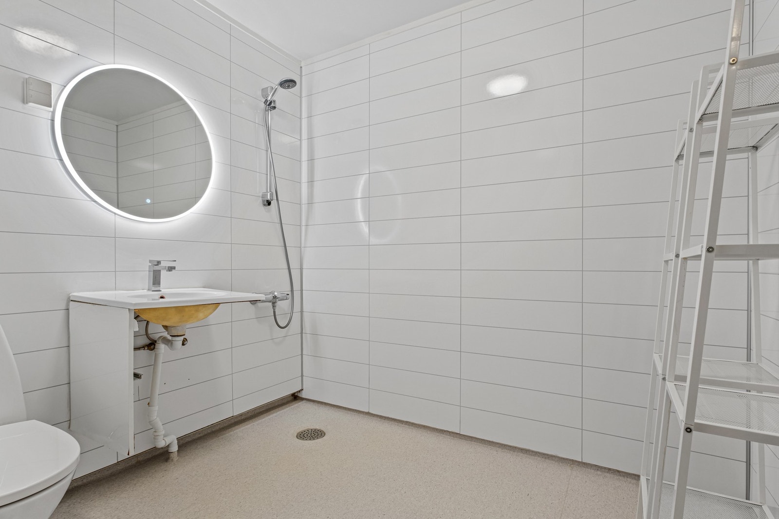 Romslig bad på 4,8 kvm med behov for oppussing. Galleribilde