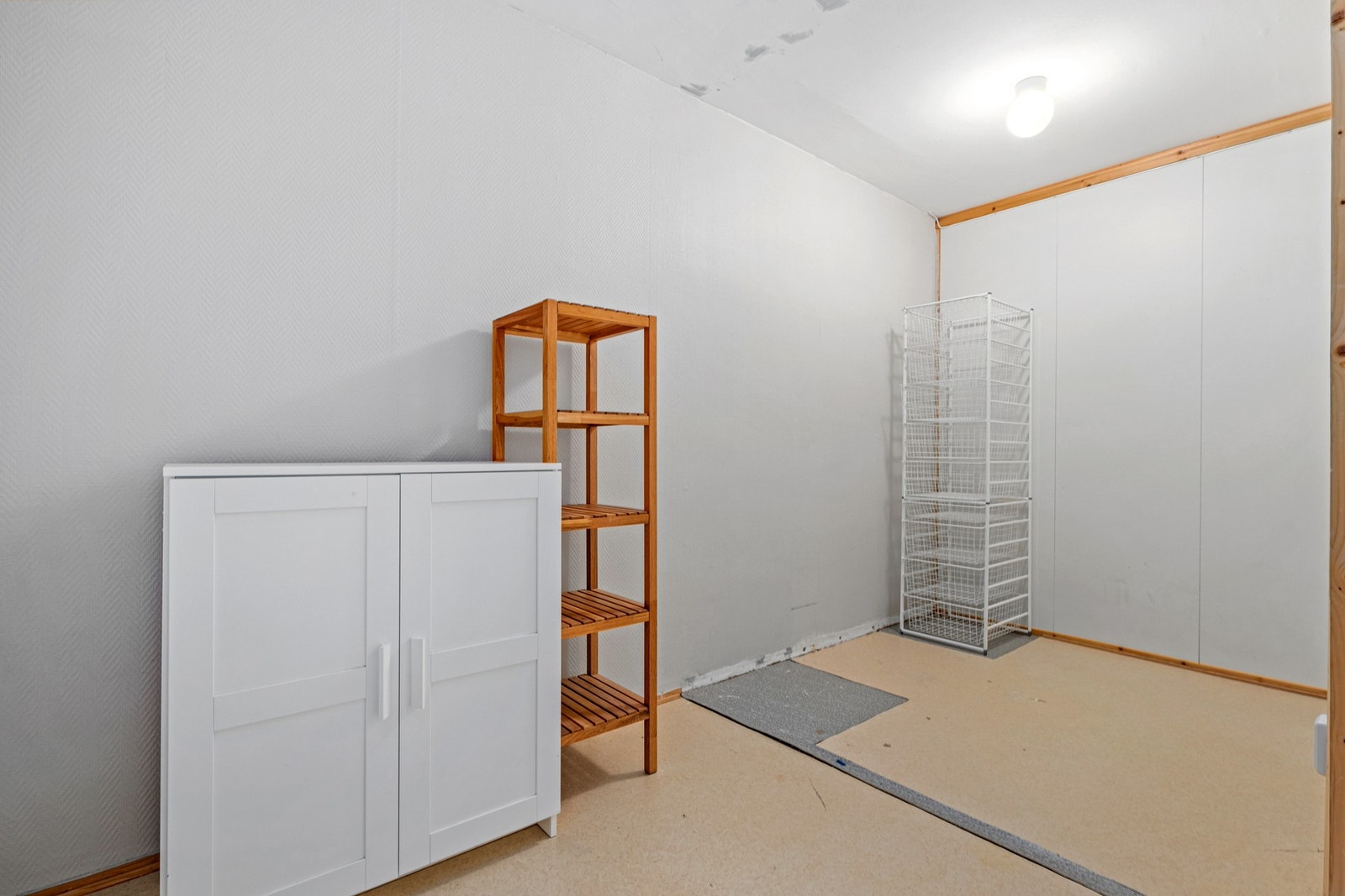 Uinnredet rom på ca. 9 kvm som kan disponeres etter behov. Fungerer perfekt som walk-in closet, kontor, hobbyrom eller lagring. Galleribilde