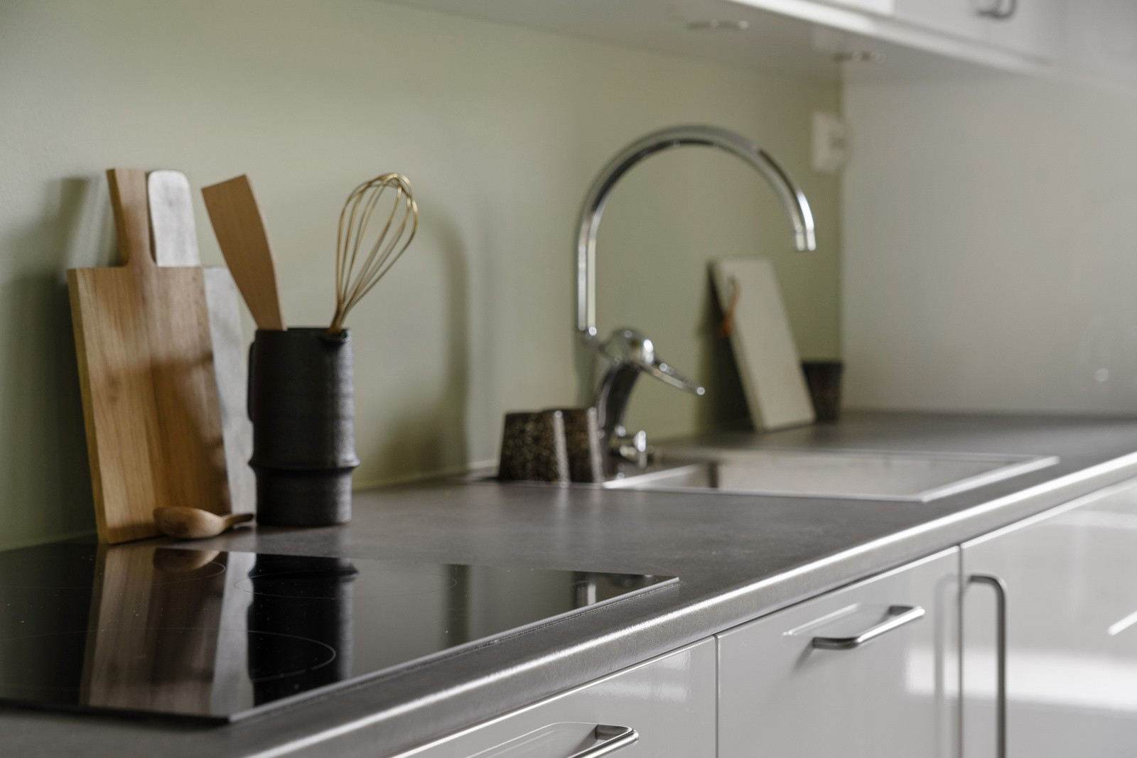 Mye skap- og benkeplass sikrer rikelig med oppbevaringsplass samt arbeidsplass på kjøkkenbenk.