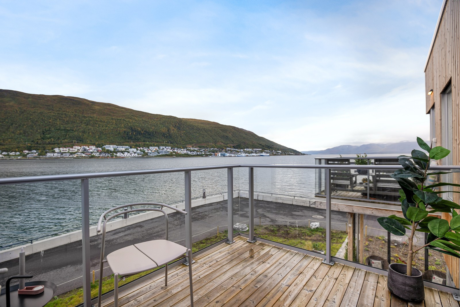 Beliggenhet like ved sjøen gir nydelig utsikt på mot innseilingen i Tromsøysundet og fastlandssiden!