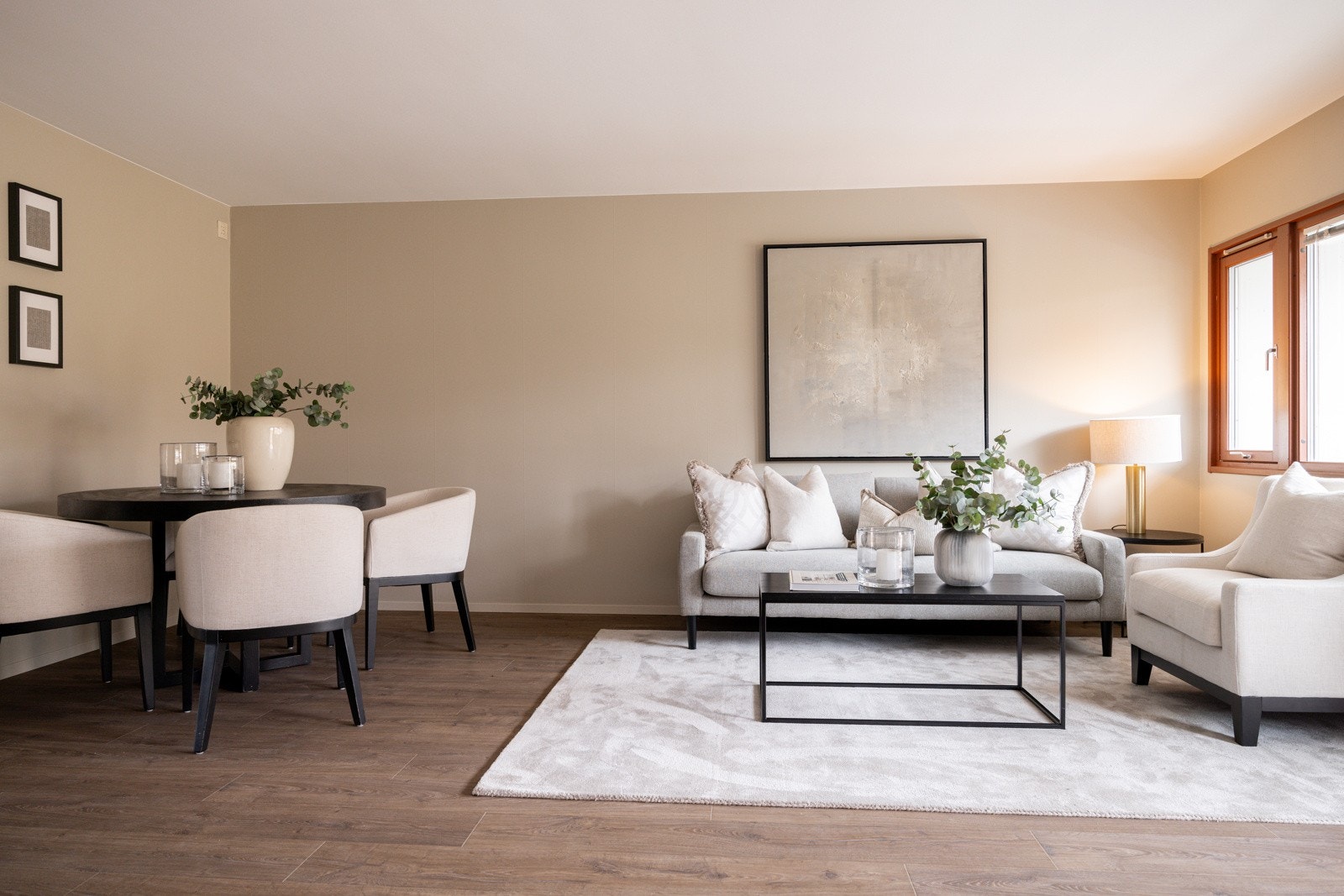 Velegnet plass til stor spisebordsgruppe i egen sone. Galleribilde