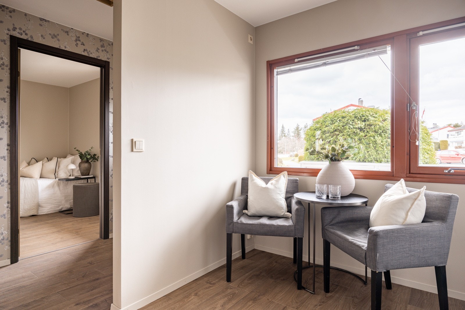 Velegnet plass til spisebordsgruppe ved vindusrekke. Galleribilde